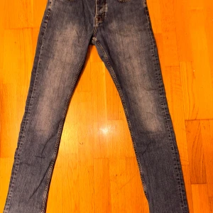 Blå jeans från Morris - Säljer ett par snygga blå jeans från Morris i bra skick. De har en klassisk femficksdesign och en knappgylf. Perfekta för både vardag och fest! 