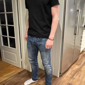 Replay Anbass W33 - Ett par replay Anbass i W33 L32! Perfekt för den som är runt 183-190 skulle jag säga! Bra skick, använda i 4 månader men de har väldigt mycket kvar att ge! Mvh Leo