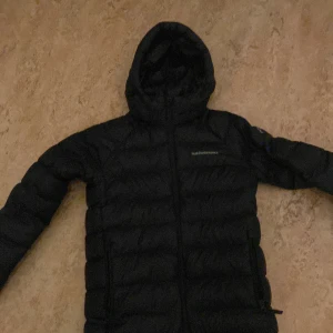 Svart dunjacka från Peak Performance - Köpte jackan ifrån kids brand store för 2200. 9/10 skick säljer den för den är för lite för mig. Vi diskuterar pris !!