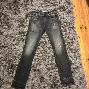 Replay anbass - Säljer jeansen som aldrig har används utanför hemmet eftersom dem satt lite stort i strl. Skick 10/10 och strl är 28 30 men jag skulle säga 29 32. Passar någon som är runt 170-180 