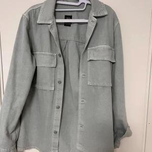 Grå overshirt  - Säljer en stilren grå overshirt från zara Perfekt för lager-på-lager under hösten. Den har långa ärmar och knappar framtill samt två praktiska bröstfickor. Skön och avslappnad passform som funkar till det mesta. 🖤