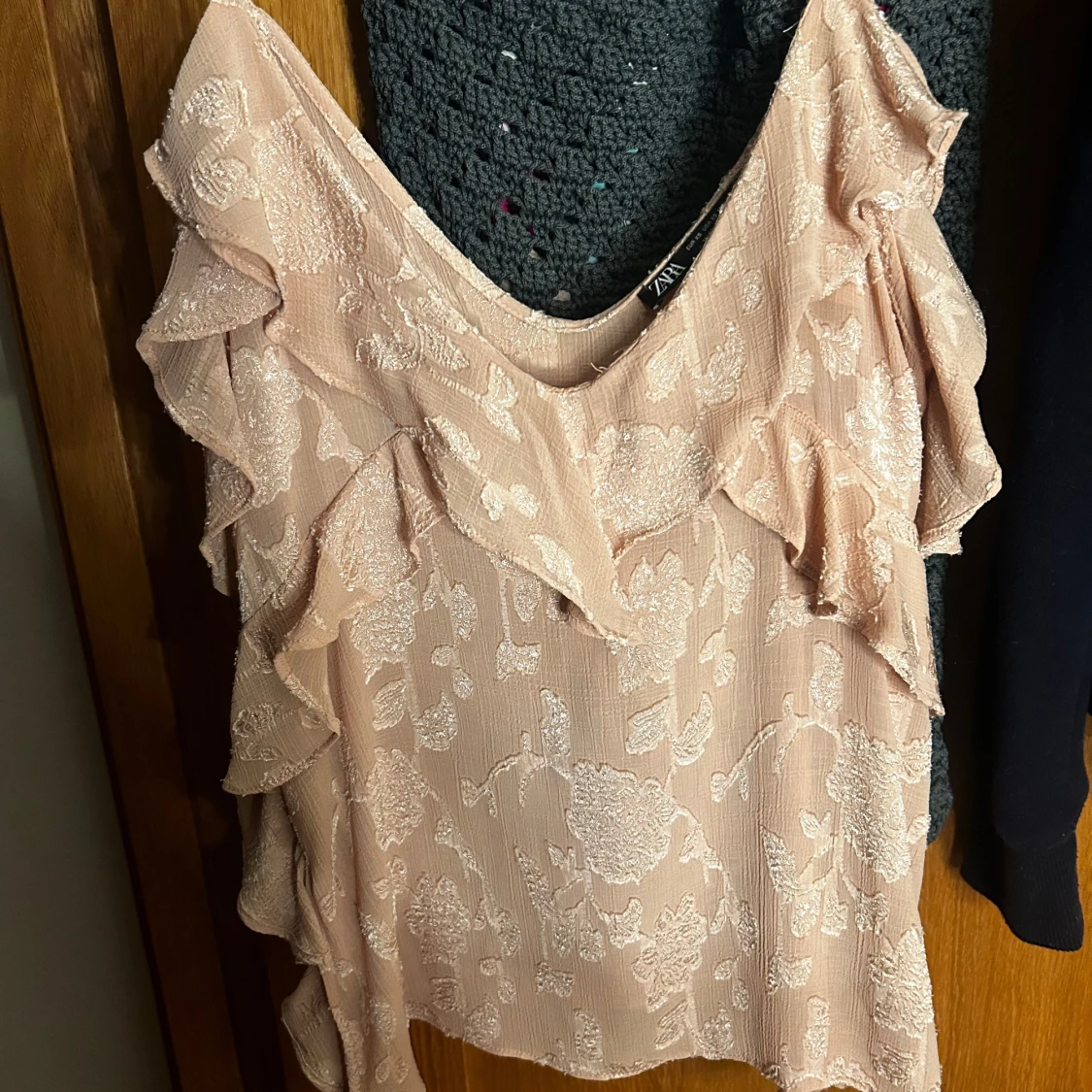 Beige blus med volanger