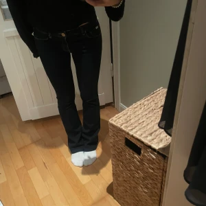 Marinblåa jeans - Marinblåa jeans med guld detaljer! Storlek 38 från zara - fint skick men använda