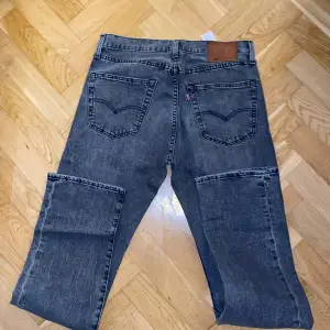 Grå Levis 501:or, jättefin färg och sparsamt använda. Storlek 31/34.  