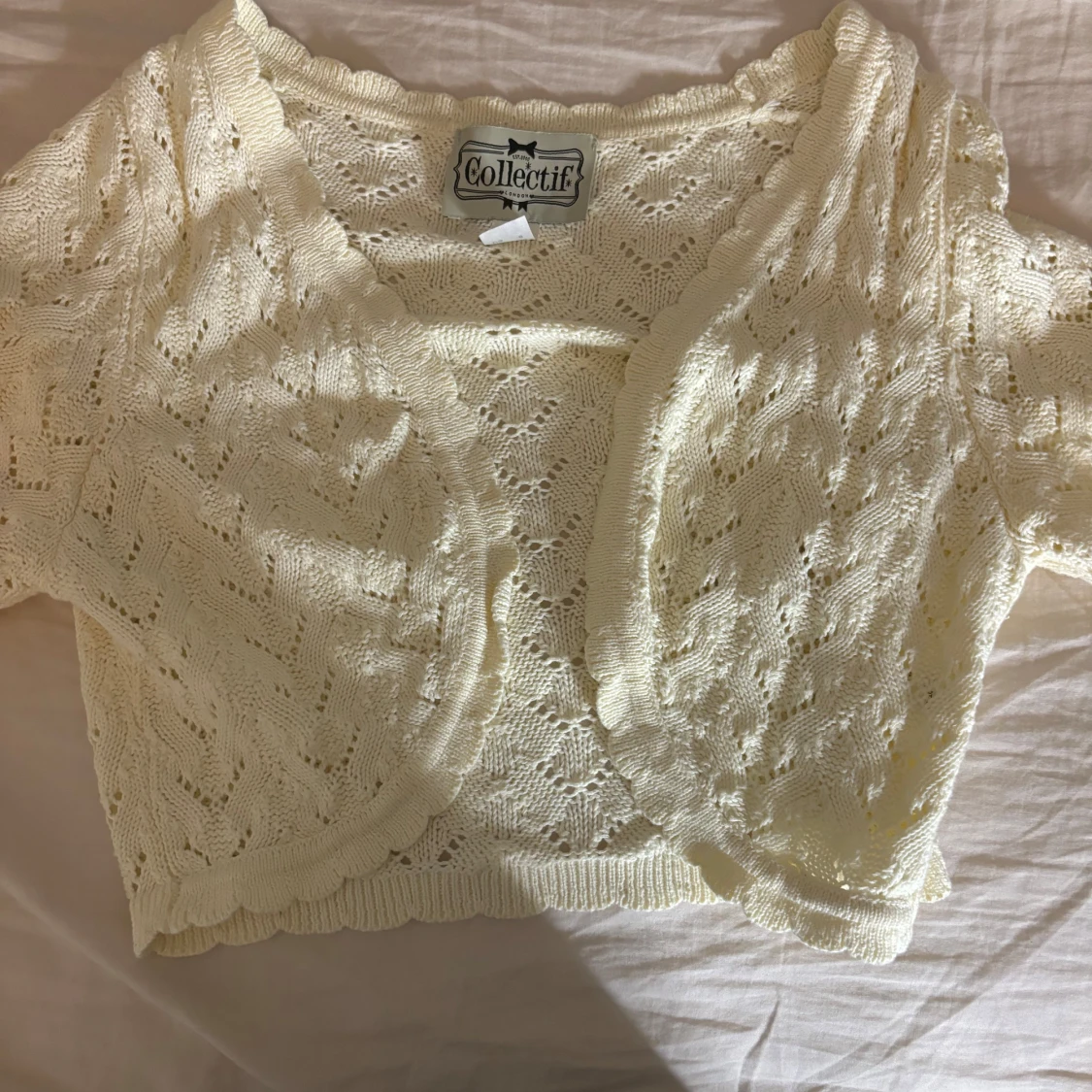 Vit stickad bolerotopp från Collectif
