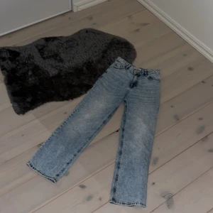 Blå jeans från Lindex - Säljer ett par snygga blå jeans från Lindex i storlek 146 (barnstorlek). De har en klassisk straight fit och är perfekta för vardagsbruk. Jeansen har en cool tvättad look och är i mycket bra skick. Perfekta för både skola och fritid! ❤️