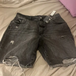 Svarta jeansshorts med slitningar - Storlek XL men tycker att den e liten i storleken så passar ksk M/L. Aldrig använd