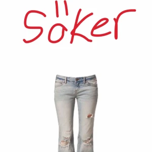 Ljusblå bootcut, low waist jeans - Jag söker ett par blå free people jeans för jag hittar inte de nån stans💗 skriv gärna ifall ni vet vart det finns!💗