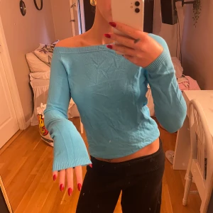 Turkos offshoulder topp  - Säljer en snygg turkos offshoulder topp från Inrama. Den är croppad och har långa ärmar. Toppen är i bra skick och superbekväm att ha på sig. Passar perfekt till både jeans och kjol! 💙 (den har ingen svart fläck som de ser ut som på andra bilden, det är min smutsiga spegel bara)