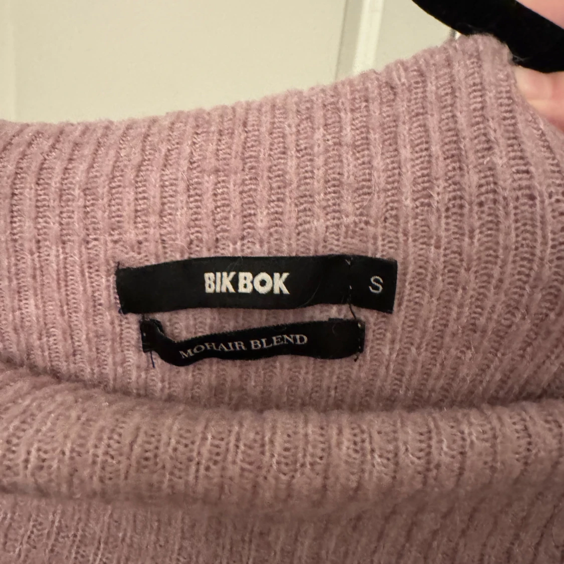 Lila/rosa off shoulder tröja från BikBok - 90