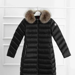 Svart och brun dunjacka med pälskrage - Säljer två snygga dunjackor med pälskrage, en i svart och en i brun. Båda har en figursydd passform med dragkedja och bälte i midjan. Perfekta för vintern med sin långa design och varma material. Jackorna har långa ärmar och en stilren look. Passar både till vardags och festliga tillfällen.