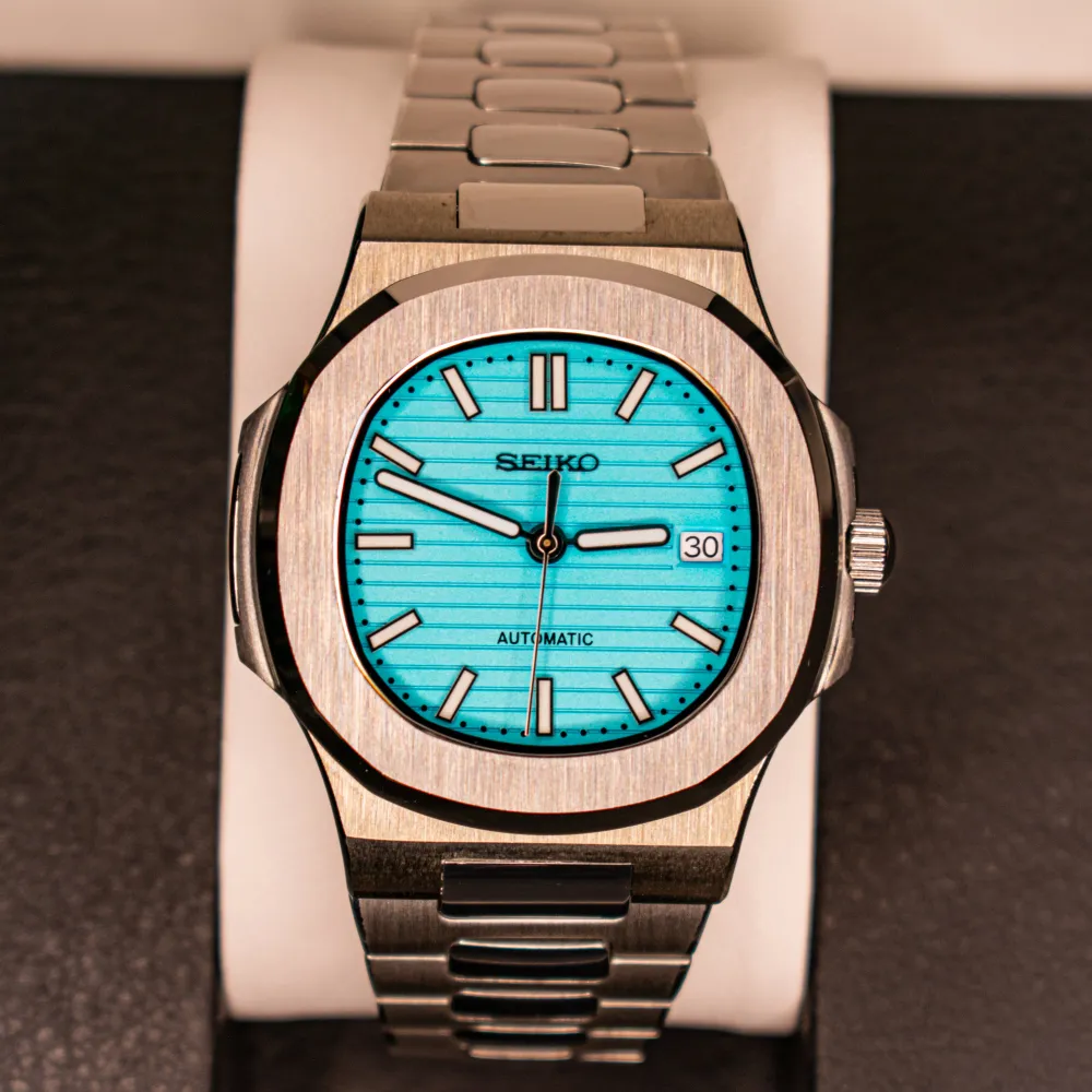 Seiko Tiffany Blue. Klockan har ett robust armband i silverfärgat rost fritt stål och en stilren design som passar både till vardags och fest. Perfekt för dig som vill ha en klocka som sticker ut! Rörelsen är NH35 automatic. Besök gärna oss i Instagram: KeeWeemods. Asusteet.
