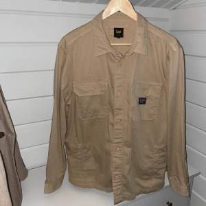 Fet Lee jacka som är tröja/overshirt som är använd 1 gång och har inga defekter😄