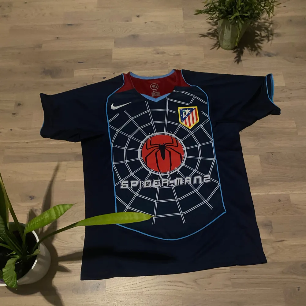 Atletico madrid spider man football shirt (04/05)  Size-S (fits perfect)   Condition: perfect condition like new. Sportswear.