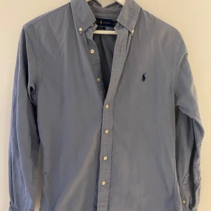 Blå skjorta från Ralph Lauren  - Slim fit,  Ralph Lauren i mycket bra skick. 💙
