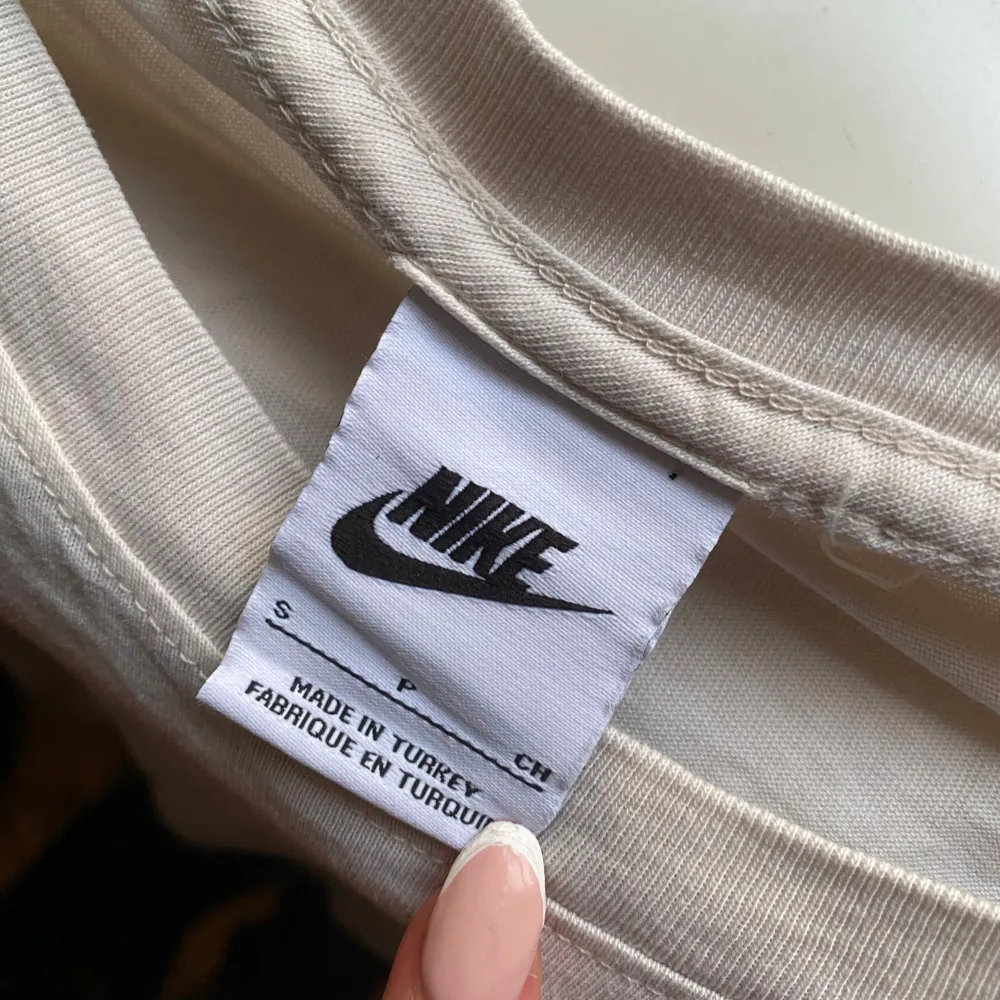 Säljer en beige t-shirt från Nike i storlek S. Den har en liten svart Nike-logga på bröstet och är gjord i mjuk bomull. är i ett bra skick samt använd ett fåtal gånger!🌟. T-shirts.