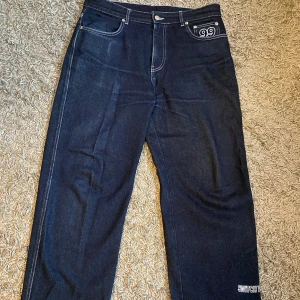 Mörkblå 99based jeans - Mörkblåa jeans från 99based från deras tidigare ”switch you’r location” collection i strl 32. dem är använda ett fåtal gånger, men säljs pga för små. I ett bra skick!🌟nypris 1200kr🌟