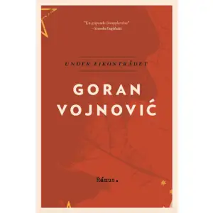 Under fikonträdet av Goran Vojnovic utsågs 2019 av P1 till en av årets bästa översatta romaner och kritikernas lovord om denna episka släkt- och kärlekshistoria från ett sönderfallande Jugoslavien har varit översvallande. I Under fikonträdet väver Goran Vojnovic samman berättelserna från personer i tre generationer, från 50-talet till idag, för att kunna tydliggöra var och en av dem. Bokens berättare Jadran försöker komma underfund med varför hans pappa Safet försvann från Ljubljana under Jugoslavienkrigens första år, sin mamma Vesnas oförklarliga aversion mot hans farfar och bit för bit läggs en mosaik av historier. Historier som går igenom Jugoslaviens uppgång och fall, Sloveniens självständighet och sveket mot de från andra delar av Jugoslavien som hamnade i den nya nationen. Historiens trauman återspeglas i mörka familjehemligheter och kroppsligt förfall, men detta är också en berättelse om kärlek, tid och frihet. Jadran kan i sin familjehistoria finna förklaringar till sin egen relation till flickvännen Anja. Vojnovic blickar in i det som en gång var ett land och försöker med hjälp av minnen från det förflutna förstå såväl vår personliga situation idag som ett politiskt skeende. Det förflutna frigör oss inte från ansvar för framtiden. Under fikonträdet är en bok att sträckläsa, att skratta och gråta och vara ilsken tillsammans med, den öppnar världen en stund även om det nu är så att ens historier bara är en karta över ens rädslor, som Jadran hävdar.  SR Kulturnytt  En gripande läsupplevelse  Svenska Dagbladet  Framförallt är Under fikonträdet en alldeles enastående roman om tvåsamhetens orättvisa premisser. Om tre generationers kamp med att förvalta den. Flyhänt skriven. Bitvis virtuos. Mättad med mänsklighet.  Sydsvenskan  Det känns som något som Jonas Hassen Khemiri skulle kunnat skriva  Aftonbladet Det finns få samtida författarskap jag är så glad över att få följa som Goran Vojnovics. Under fikonträdet är en mäktig och stor berättelse som känns som en självklar tredje roman för en författare som alltmer mutat in en egen röst som ett samtida jugoslaviskt minne.  Expressen    Format Pocket   Omfång 444 sidor   Språk Svenska   Förlag Rámus Förlag   Utgivningsdatum 2020-07-15   Medverkande Christine Bredenkamp   ISBN 9789189105096  