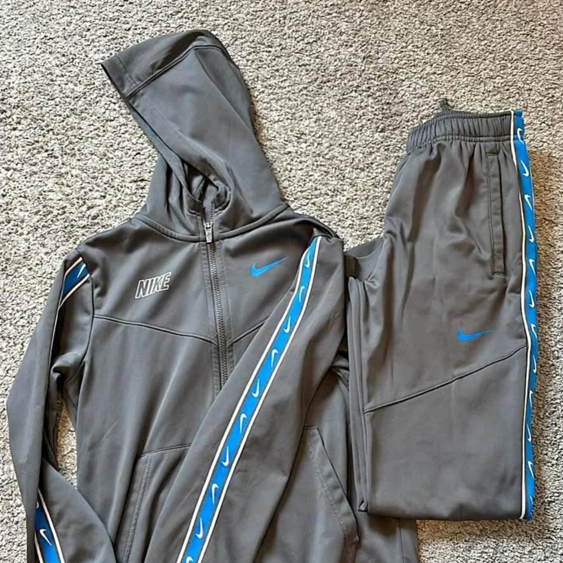 Grå hoodie och byxor från Nike