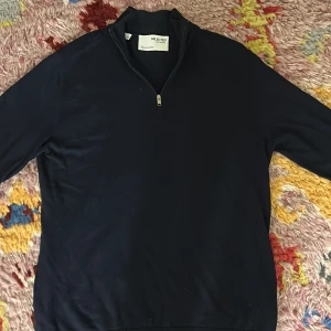 Blå halfzip från Selected Homme - Säljer en stilren blå halfzip från Selected Homme. Den är i bra skick och är i storleken S. Pris 399kr