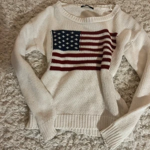 Vit stickad tröja med amerikansk flagga - Super mysig sticka tröja från Gina som inte kommer till användning🫶🏼