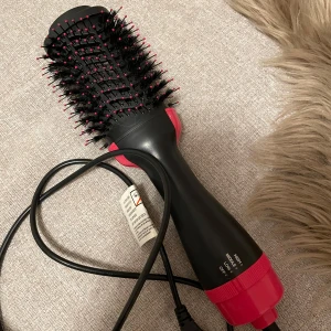 värmeborste - säljer denna värmeborste som liknar den från revlon, är EJ revlon. säljer då jag ej fönar håret, endast använd några enstaka gånger.