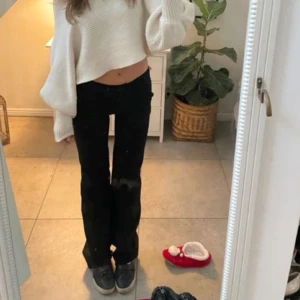 Svarta vera kostymbyxor - Säljer superfina kostymbyxor i modellen vera från bikbok. Perfekt för höst och vår när du vill vara både stilren och bekväm. Byxorna är lågmidjade och innerbenslängden är 85cm. 