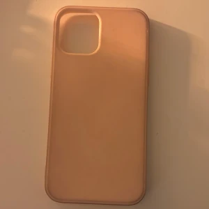 Rosa mobilskal - Säljer ett rosa mobilskal då jag bytt telefon. Bra skick och inga större defekter. Passar till iphone 12.💓