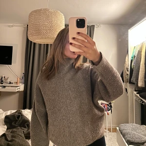 Grå stickad tröja - Mysig grå stickad tröja ifrån & Other Stories perfekt för kyliga dagar. Den har en loose passform och långa ärmar, vilket gör den superbekväm. Perfekt att bära över en t-shirt för en avslappnad outfit. Nypris 950💞💕