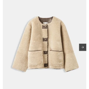 Beige teddyjacka med knappar - Superfin beige teddyjacka med stora knappar och två fickor fram. Perfekt för höst och vinter, den är både mysig och stilren. Jackan har en normal passform och är långärmad ❤️nypris 1500 kr