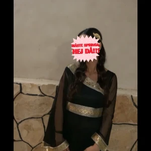 Svart långklänning med gulddetaljer - Elegant svart långklänning med gulddetaljer. Klänningen har en oneshoulder-design och långa, genomskinliga ärmar med guldkant. Perfekt för festliga tillfällen! Använd 1 gång, stolen s