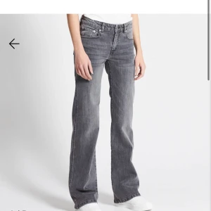 Grå jeans med bootcut - Bootcut jeans ifrån lager 157 original pris 400kr . Lite slitna längst ner storlek xs (fråga om mer bilder om behövs