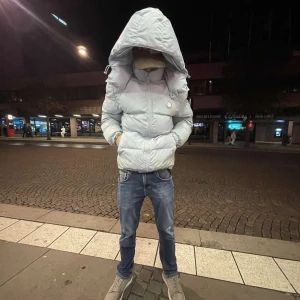 Ljusblå pufferjacka med huva - Säljer en ljusblå trapdtsr jacka. Jackan är perfekt för kyliga dagar och har en skön, vadderad känsla och är i mycket bra skick. Passar perfekt för höst och vinter!