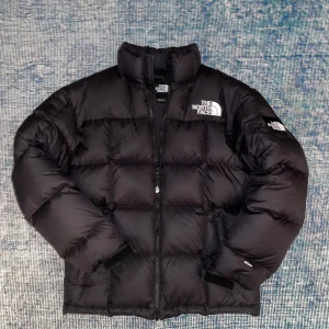 The North Face Puffer Jacka Lhotse 1990 - Säljer nu min North Face puffer jacka. Den passar perfekt för kalla vinterdagar och har hållit mig varm utan problem två säsonger! Jackan har ett par slitmärken längst ned men det är inget som syns när den är på (se bild). Passar dig som är runt 170-182cm. Nypris ligger runt 3499kr. Pris kan diskuteras vid snabb affär. Tveka inte med  att höra av dig vid minsta fundering!