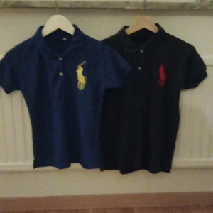 Pikétröjor från Ralph Lauren - Säljer två snygga pikétröjor från Ralph Lauren i storlek XL och den andra är storlek M Den ena är blå med en gul logga och den andra är mörk blå med en röd logga. Perfekta för en stilren och sportig look. Passar både till vardags och fest!