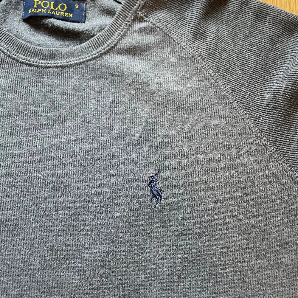 Grå tröja från Polo Ralph Lauren, är i mycket bra skick. Hör av er vid frågor!. Tröjor & Koftor.