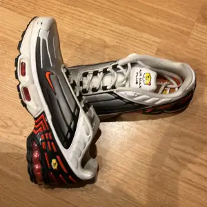 Säljer ett par Nike Air Max Plus TN i grått och röd. De har en cool design med synlig Air Max-dämpning och TN-logga på hälen. Skorna är i bra skick och perfekta för både vardag och träning. Storlek herr 43