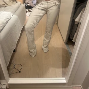 Vit miss me jeans - Säljer ett par snygga beige jeans med coola detaljer på bakfickorna. De är i bra skick och har en normal passform. Perfekta för höst och vår! 🕶️