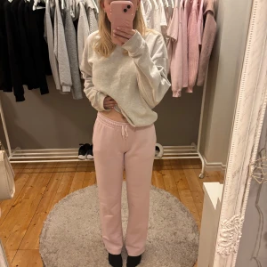 Rosa mjukisbyxor - Supermysiga rosa mjukisbyxor från gina, använt några gånger men sen har dom bara låge i garderoben de senaste 