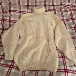 Beige stickad polotröja - Säljer en supermysig beige stickad polotröja. Perfekt för kyliga dagar med sin varma och sköna passform. Tröjan har långa ärmar och en klassisk polokrage som håller dig varm hela vintern. Passar både till vardags och mysiga hemmakvällar. 🧶✨