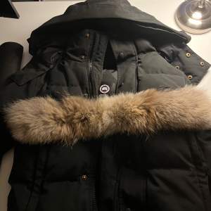 Säljer min Canada Goose som jag andvänt en vinter den är i bra skick. Storlek xs men passar s. 2000kr vid snabb affär. Hör av er om ni har några frågor