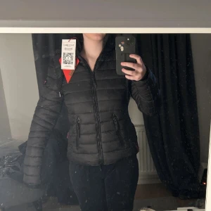 Navahoo jacka - säljer min navahoo jacka för att den va för liten. helt ny lappen sitter kvar enbart testad, skriv i dm för fler bilder! priset kan diskuteras. jag är 160. man kan absolut ha tjockare tröjor under som hoddie och stickat.