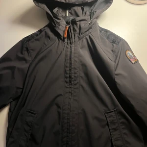 Parajumper Soft Shell - Säljer en Parajumper Soft Shell jacka som är i storlek Y L men passar storlek S. Hör av er om ni undrar något mer