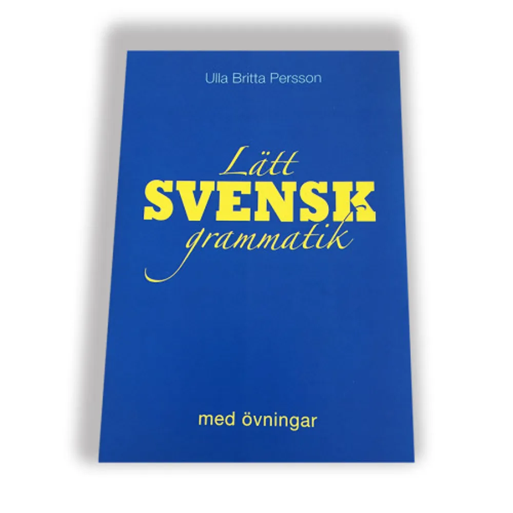 Lätt svensk grammatik med övningar hjälper dig att förstå grammatik på ett enkelt och pedagogiskt sätt. Den tar mycket koncentrerat upp de viktigaste momenten i svensk grammatik. I slutet av boken finns ett avsnitt, Testa dig själv, där du ser om vingarna bär. Facit till övningarna finns på www.ps-spraktjanst.se. I formläran lär du dig känna igen varje ordklass och hur den vanligtvis förkortas i ordböcker. Efter varje avsnitt finns ett flertal övningar. Också i satsläran lär du dig att känna igen de olika satsdelarna och hur dessa förkortas. Varje avsnitt avslutas med övningar, som byggs på efterhand.    Format Häftad   Omfång 32 sidor   Språk Svenska   Förlag Ps Språktjänst   Utgivningsdatum 2012-03-20   ISBN 9789197949217  . Böcker.