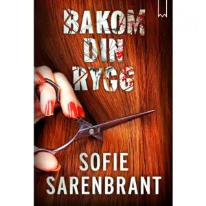 ETT GASTKRAMANDE TRIANGELDRAMA Allt förändras när Angelina börjar jobba på Salong De Luca, Östermalms hetaste frisörsalong. Ägaren Stefano har bara ögon för henne och ser inte längre åt sin kollega Jenny. Driven av svartsjuka bestämmer sig Jenny för att ta reda på vem som döljer sig bakom Angelinas perfekta fasad. Samtidigt hittas en av salongens kunder mördad, och det dröjer inte länge förrän ytterligare ett dödsfall sker. Under den välpolerade ytan utvecklas ett farligt psykologiskt spel som hotar att ödelägga liv. Misstankarna växer sig allt starkare, men sanningen avslöjas inte förrän det är alldeles för sent. Bakom din rygg är den första fristående delen i en nervkittlande spänningstrilogi. Det är en klaustrofobisk skildring av svek, begär och lögner. Vad är du beredd att göra om du riskerar att förlora allt? 