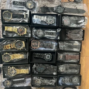 Samling av herrklockor i olika stilar - Säljer en samling av herrklockor i olika stilar och färger. Det finns klockor med svarta, bruna och guldiga armband, samt urtavlor med olika mönster och funktioner. Perfekt för både vardag och fest. Alla klockor är i nytt skick och kommer i sina originalförpackningar.