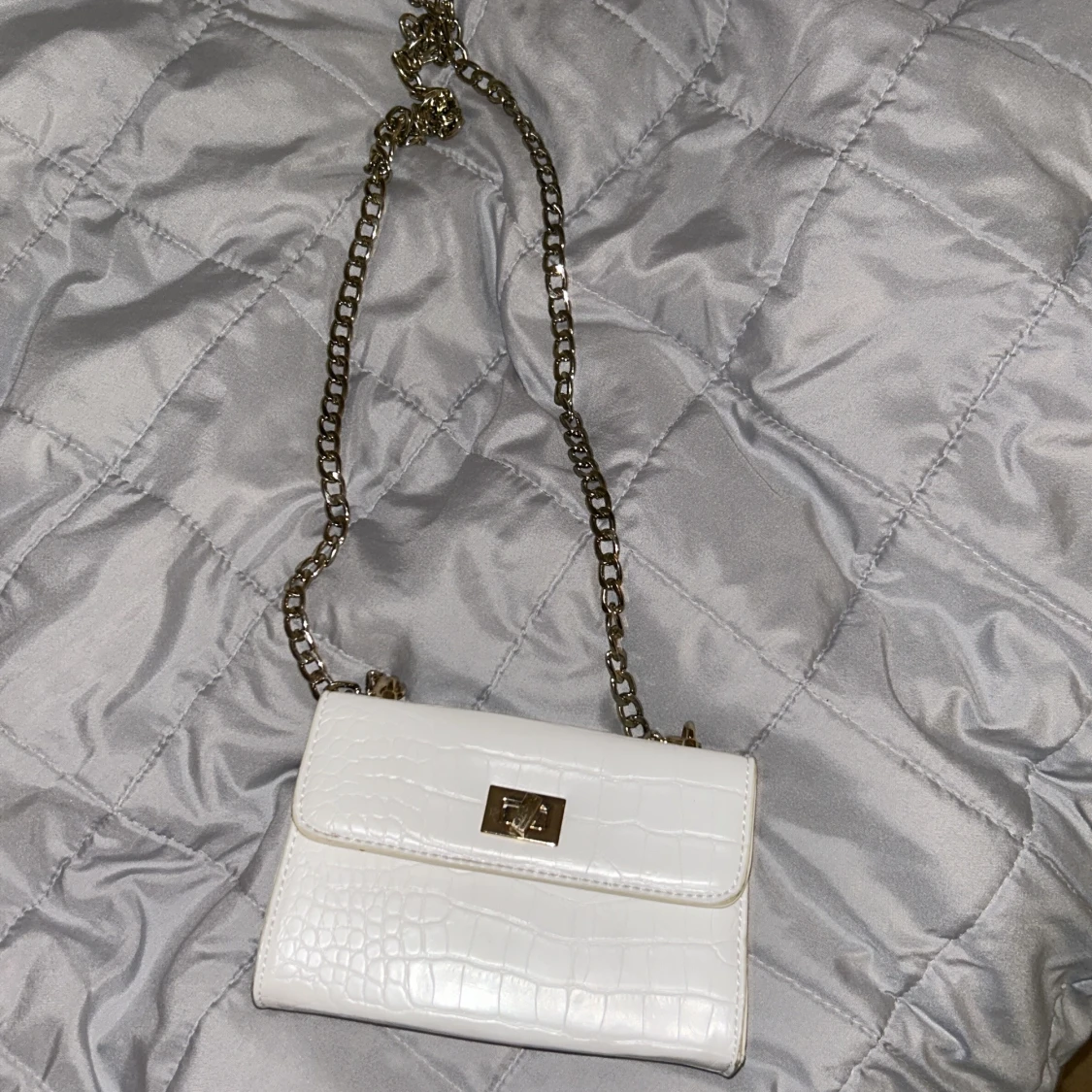 Vit axelväska med kedja från NA-KD