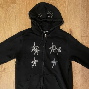 Yung Lean Merch - Säljer officiell yung lean merch med coola stjärndetaljer i silver på framsidan och luvan. Baksidan har tryck från Yung Leans Scandinavian Tour. Grym för alla fans av Yung Lean!