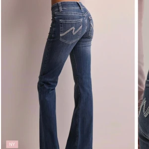 Low waist bootcut stitch jeans - Jättefina och populära jeans från Nelly. Aldrig använda och säljs för att de inte passade. Kan tänka mig att sänka priset vid snabb affär!