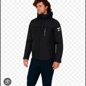 Sail racing  - Säljer en svart pufferjacka från sail racing i mycket bra skick. . Perfekt för vintern och hösten när du vill hålla dig varm och stilren. Jackan har en normal passform och är långärmad.